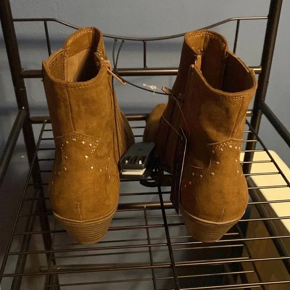 3/$20 Women’s boots - Picture 5 of 7